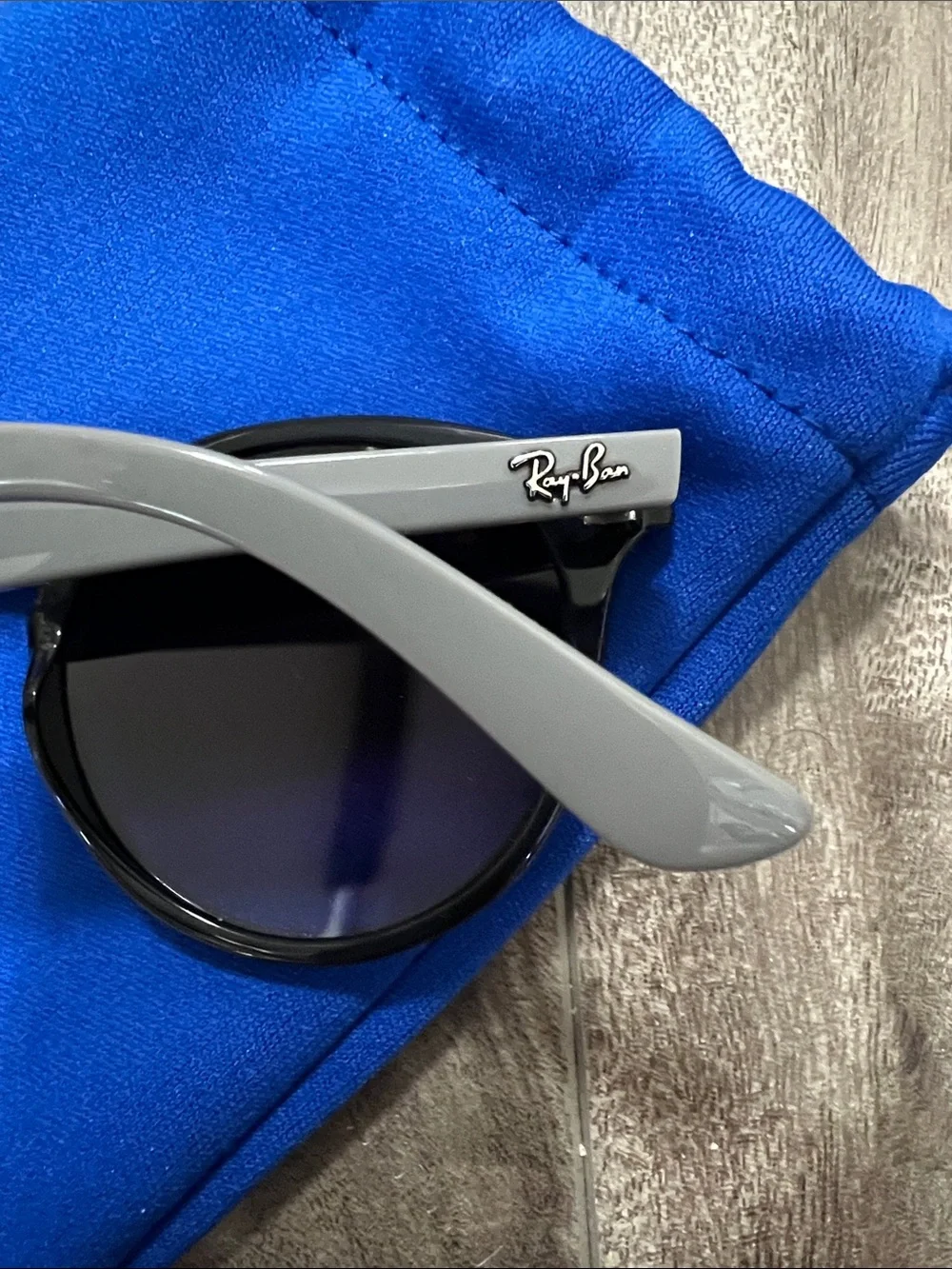 🔥🔥Ray-Ban Kids Black Sunglasses with Blue Pouch